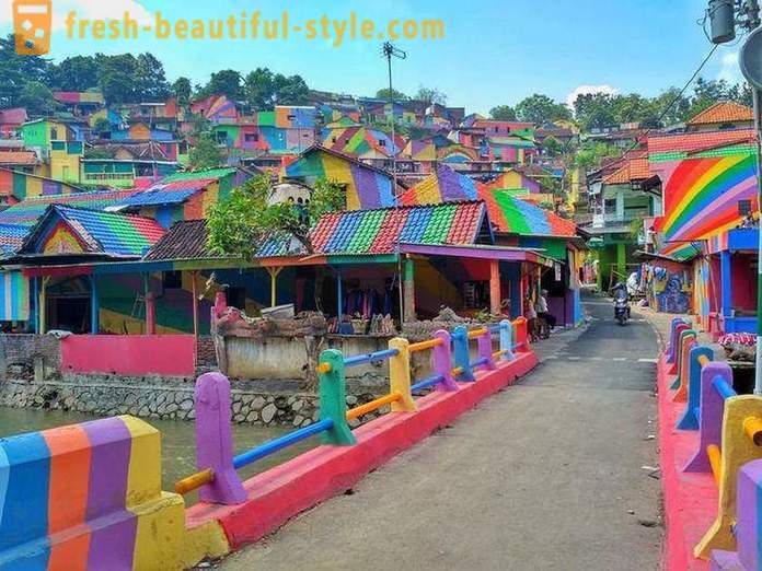 Куће у селу Индонезије сликане у свим дугиним бојама