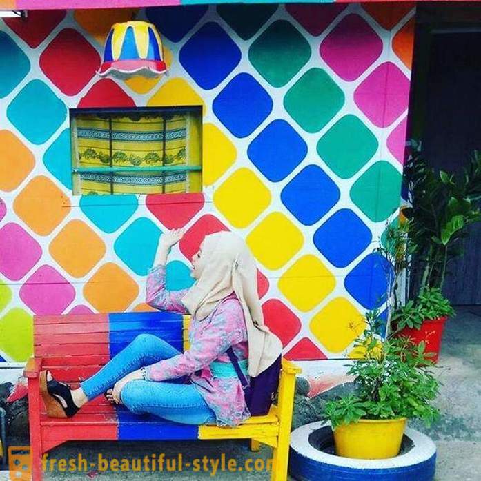 Куће у селу Индонезије сликане у свим дугиним бојама