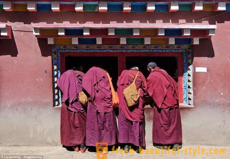 Највећи будистички академија у свету за 40.000 ТВ монахе забрањен, али је дозволио иПхоне