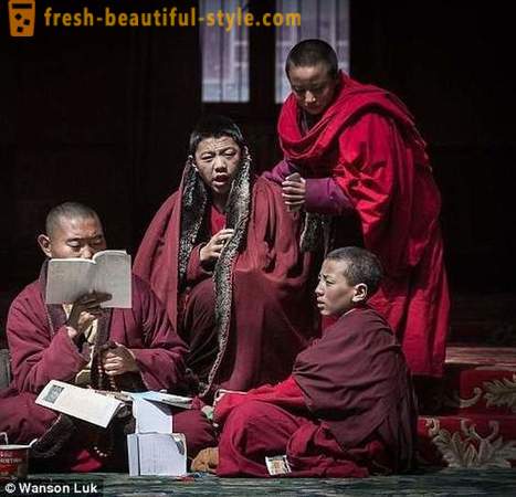 Највећи будистички академија у свету за 40.000 ТВ монахе забрањен, али је дозволио иПхоне
