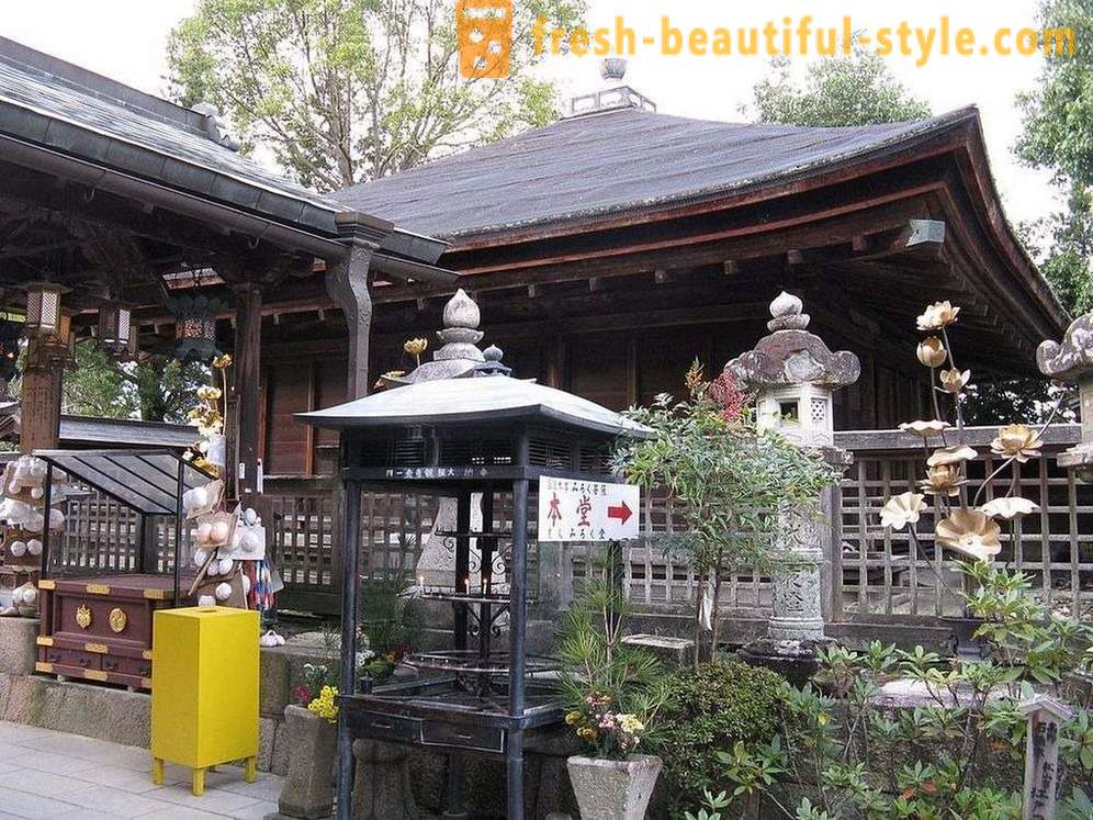 У Јапану, постоји храм посвећен женских груди, а то је у реду