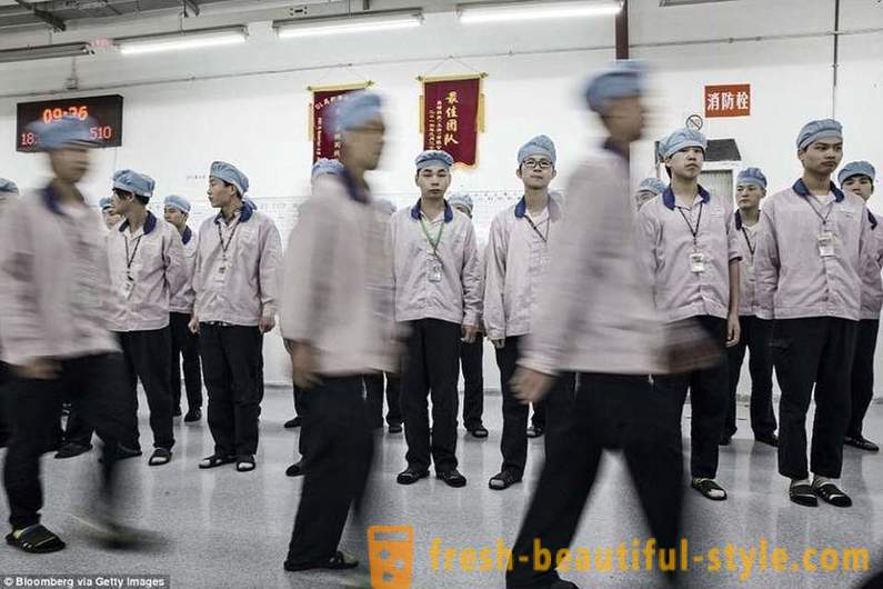 Британски медији су показали свакодневни живот људи који саставља иПхоне у Кини