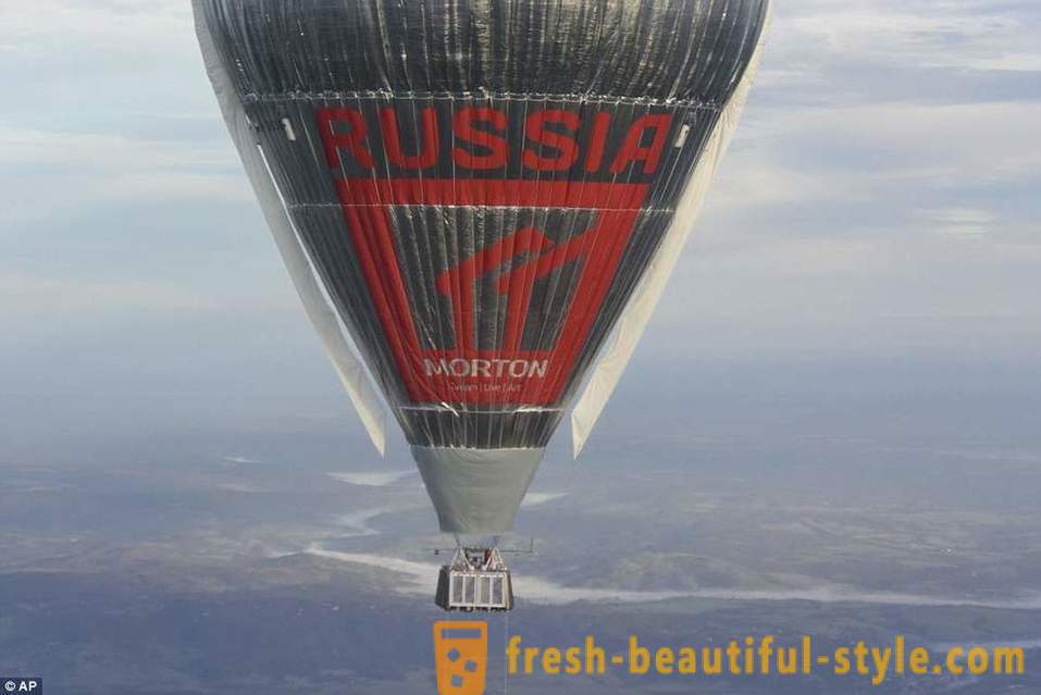 Руски свештеник Федор Конухов поставио је нови светски рекорд за светску турнеју у балону