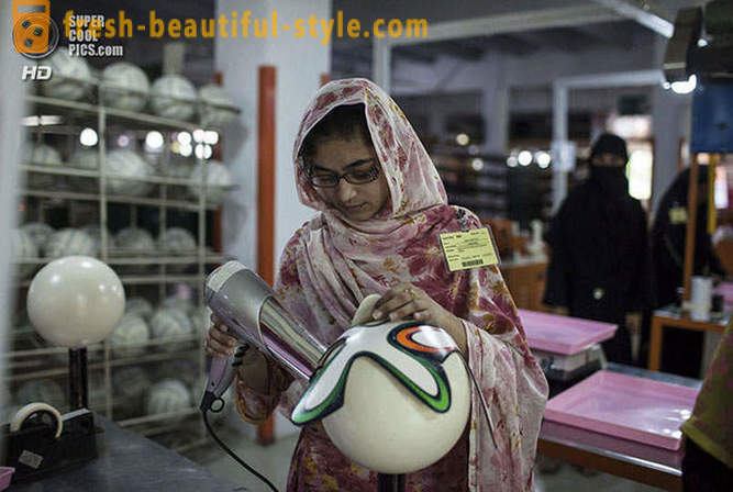 Производња званичних 2014 Ворлд Цуп лоптице у Пакистану