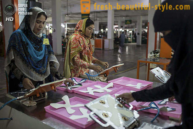 Производња званичних 2014 Ворлд Цуп лоптице у Пакистану