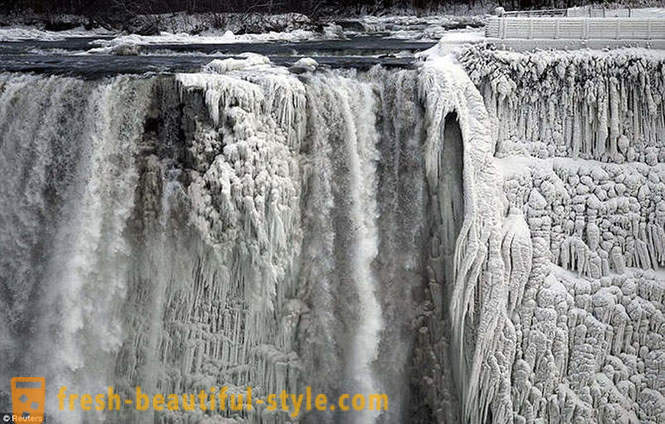 10 фасцинантна слика замрзнутих Ниагара Фаллс